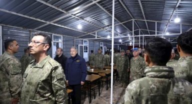 Bakan Akar, ilk iftarı Mehmetçik ile yaptı
