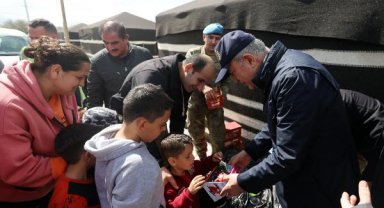 Bakan Akar'dan Antakya'daki çadır kentte inceleme