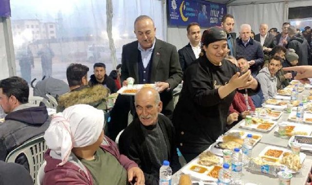 Bakan Çavuşoğlu, Gaziantep'te depremzedelerle iftar yaptı