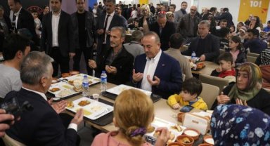 Bakan Çavuşoğlu, iftarını Antalya'da depremzedelerle birlikte yaptı
