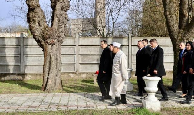 Bakan Dönmez, Budapeşte'de 'Türk Şehitliği'ni ziyaret etti