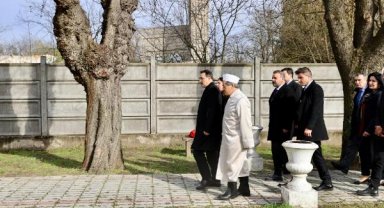 Bakan Dönmez, Budapeşte'de 'Türk Şehitliği'ni ziyaret etti