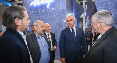 Bakan Ersoy, ITB Berlin Turizm Fuarı'nı ziyaret etti