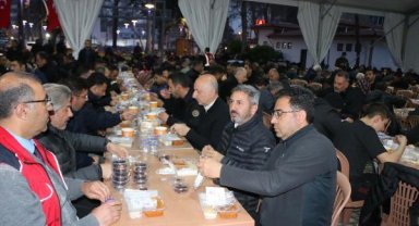 Bakan Karaismailoğlu, Adıyaman'da depremzedelerle iftar yaptı
