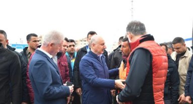 Bakan Karaismailoğlu, Gaziantep'te depremzedelerle görüştü