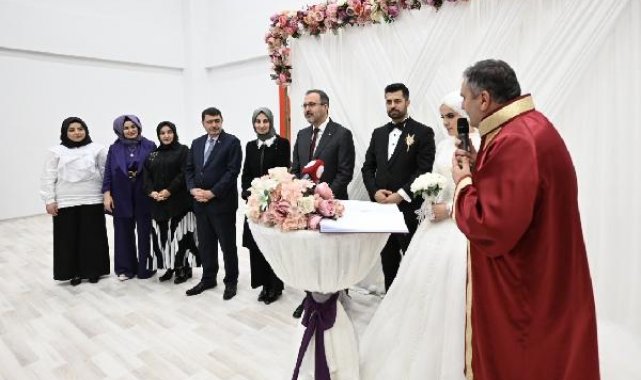 Bakan Kasapoğlu, depremzede çiftin nikah şahidi oldu