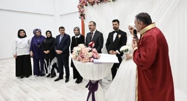 Bakan Kasapoğlu, depremzede çiftin nikah şahidi oldu