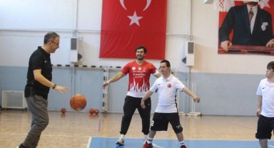 Bakan Kasapoğlu, down sendromlu milli sporcular ile basketbol oynadı
