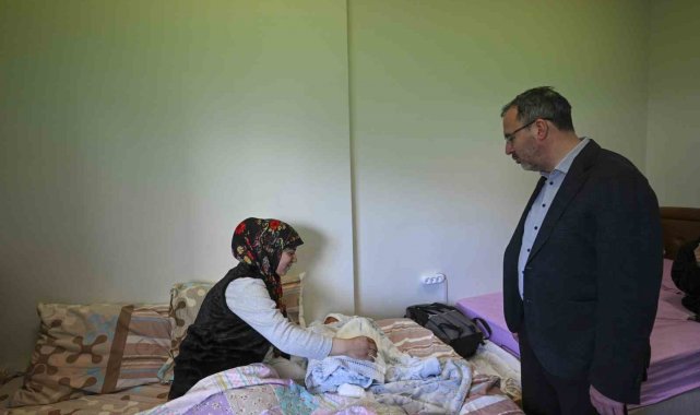 Bakan Kasapoğlu, GSB yurdundaki bebek sevincine ortak oldu