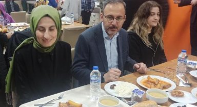 Bakan Kasapoğlu, orucunu depremzedelerle birlikte açtı
