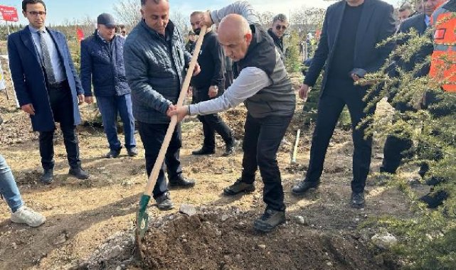 Bakan Kirişci, depremde ölen vatandaşlar için fidan dikti