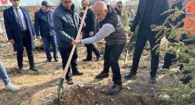 Bakan Kirişci, depremde ölen vatandaşlar için fidan dikti