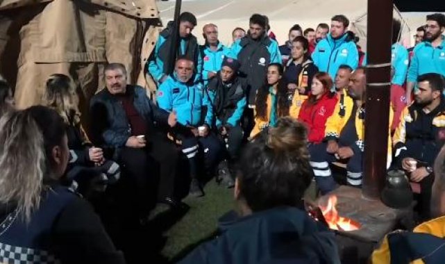 Bakan Koca, ilk sahurunu Hatay'da sağlık çalışanları ile yaptı