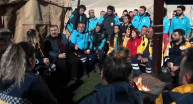 Bakan Koca, ilk sahurunu Hatay'da sağlık çalışanları ile yaptı