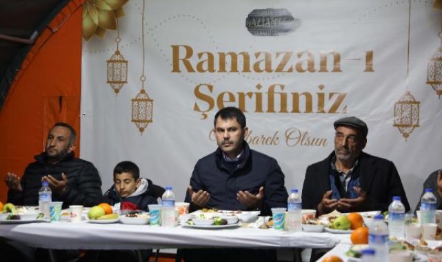 Bakan Kurum, depremzedelerle Mehmetçik çadırında iftar yaptı