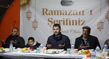Bakan Kurum, depremzedelerle Mehmetçik çadırında iftar yaptı
