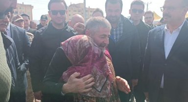 Bakan Nebati, Gaziantep'te depremzedelerle görüştü
