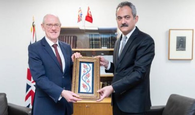 Bakan Özer, İngiliz mevkidaşı Gibb ile bir araya geldi