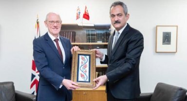 Bakan Özer, İngiliz mevkidaşı Gibb ile bir araya geldi