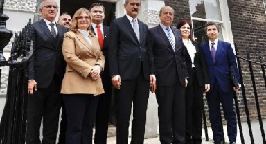 Bakan Özer, İngiltere'de KKTC Cumhurbaşkanı Tatar ile görüştü