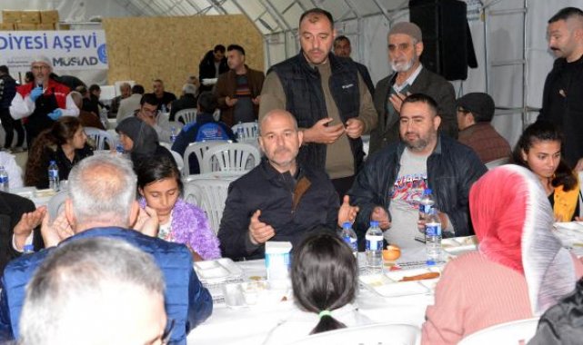 Bakan Soylu, depremzedelerle iftar yaptı