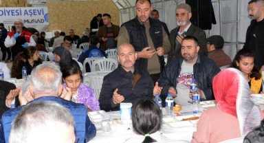 Bakan Soylu, depremzedelerle iftar yaptı