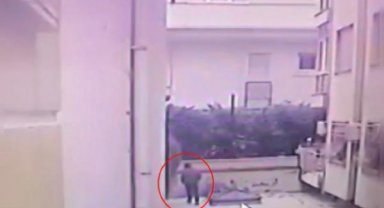 Bakırköy'de evden 500 bin lira değerinde ziynet eşyası çaldı, taksiyle kaçtı