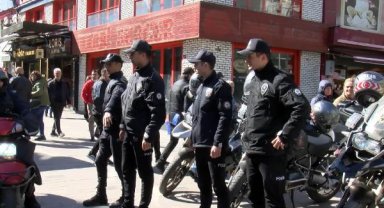 Bakırköy'de yaya yolunu kullanan motosiklet sürücülerine ceza