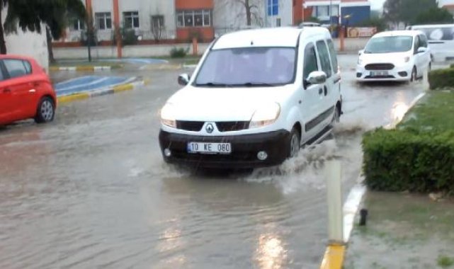 Balıkesir'de yağmur ve lodos etkili oldu