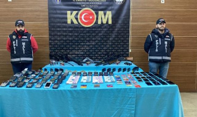 Bankaları 100 milyon lira dolandıran 9 kişi tutuklandı
