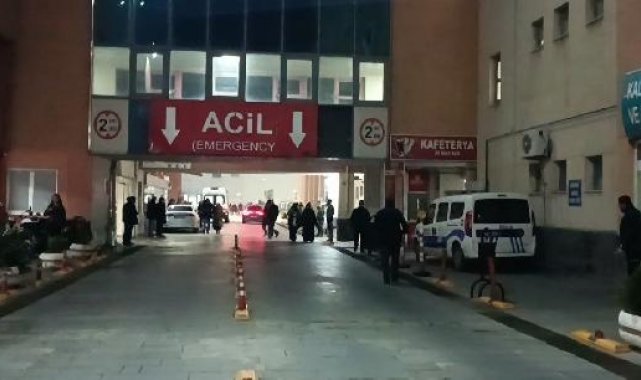 Barışmak için AVM'de buluştuğu dini nikahlı eşi ile arkadaşını bıçakla yaraladı