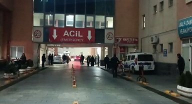 Barışmak için AVM'de buluştuğu dini nikahlı eşi ile arkadaşını bıçakla yaraladı