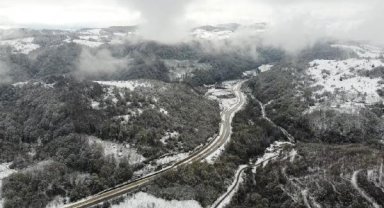 Bartın'da, Karadeniz sahil yolunda kar manzarası dronla görüntülendi