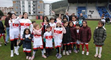 Bartınsporlu futbolcular, 100 depremzede çocukla maç yaptı