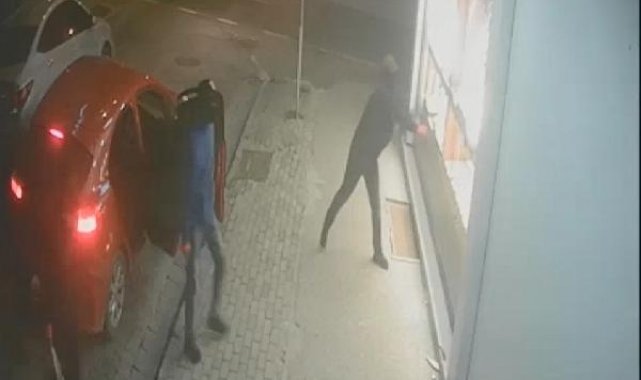 Başakşehir'de kaldırım taşıyla camları kırıp hırsızlık yapan şüpheli yakalandı