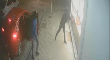 Başakşehir'de kaldırım taşıyla camları kırıp hırsızlık yapan şüpheli yakalandı