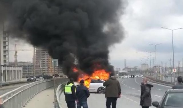 Başakşehir'de kaza yapan otomobil alev alev yandı