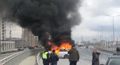Başakşehir'de kaza yapan otomobil alev alev yandı