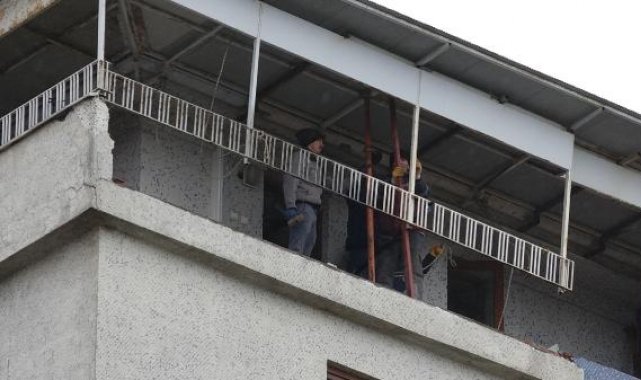 Basınçlı suyun ulaştığı binada faciayı korkuluklar önlemiş
