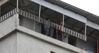 Basınçlı suyun ulaştığı binada faciayı korkuluklar önlemiş
