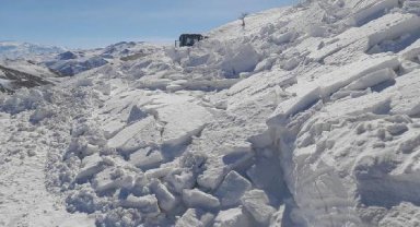 Başkale'de kırsal mahalle yollarında 3 metre karla mücadele