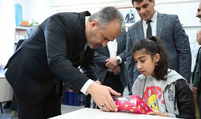 Başkan Aktaş'tan özel öğrencilere hediyeler
