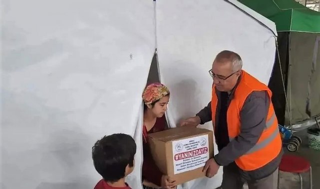 Başkan Arslan, Ramazan kolilerini depremzedelere eliyle teslim etti