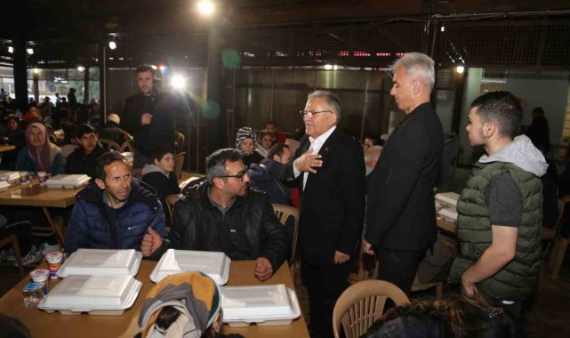 Başkan Büyükkılıç iftarını vatandaşla açtı