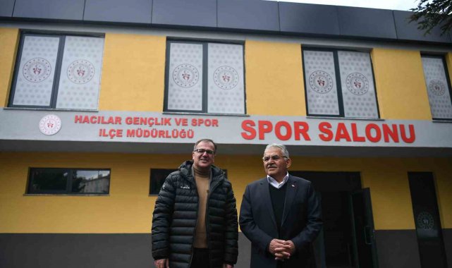 Başkan Büyükkılıç, spor salonunu inceledi, basket oynadı