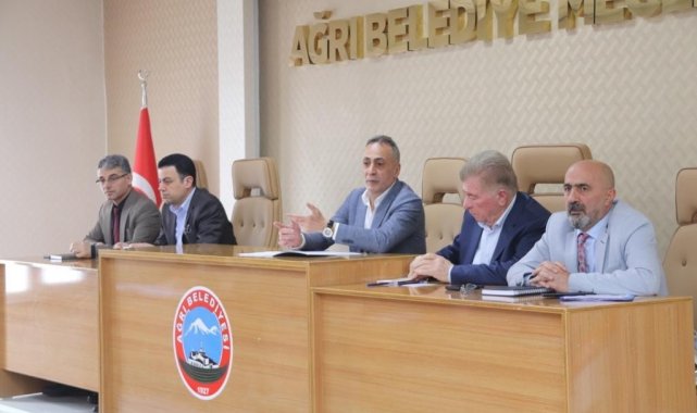 Başkan Karadoğan belediyede ilk toplantısını yaptı