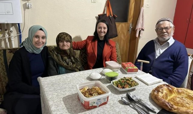 Başkan Tekin, 62 yıldır evli çiftin iftar sofrasına misafir oldu