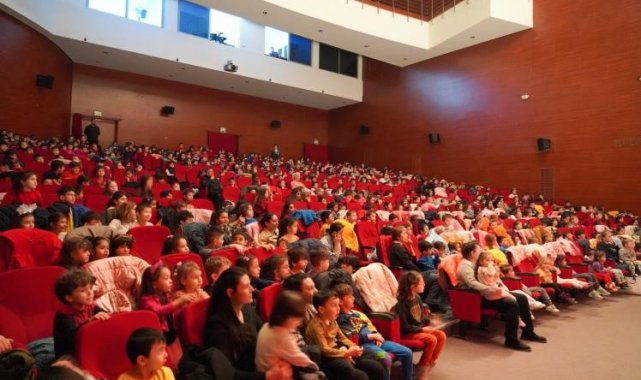 Başkan V. Subaşı çocuklarla birlikte tiyatro oyununu seyretti