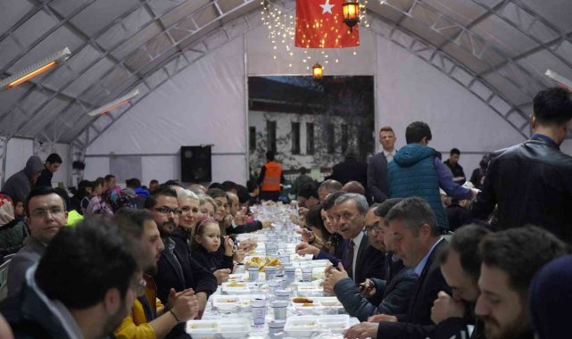 Başkan V. Subaşı ve CHP il örgütü iftarda vatandaşla buluştu
