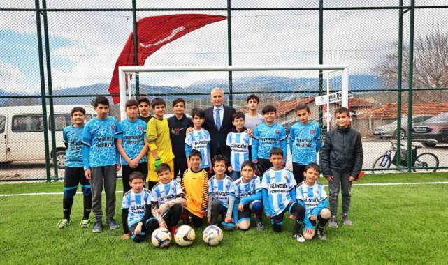 Başkan Zolan çocuklarla futbol oynadı